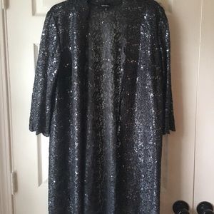 Sparkle at your next party in this elegant 3-piece set.